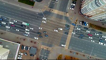 Негр ночью в бассейне трахает красивую мать друга