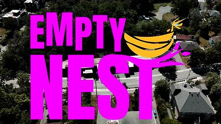 Негр ночью в бассейне трахает красивую мать друга