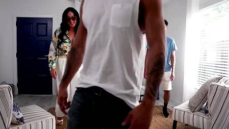 Негр ночью в бассейне трахает красивую мать друга