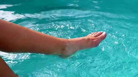 Негр ночью в бассейне трахает красивую мать друга