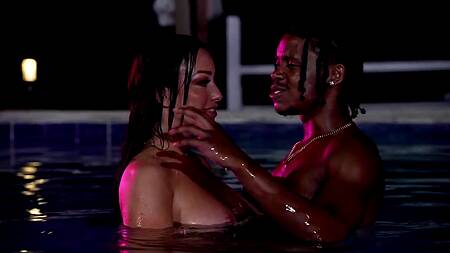 Негр ночью в бассейне трахает красивую мать друга