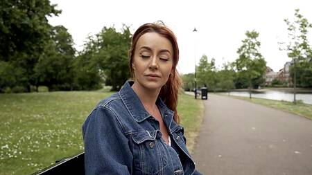 Познакомившись с рыжей милфой в парке, поимел её в отеле