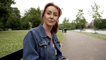 Познакомившись с рыжей милфой в парке, поимел её в отеле