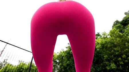 Сосед разрывает лосины спортивной милфы и жарко её трахает