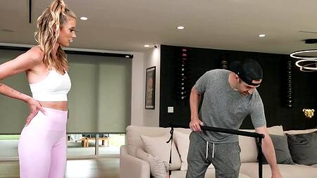 Сосед разрывает лосины спортивной милфы и жарко её трахает