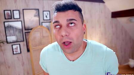 Оператор снимает фитнес модель и ебет её в бритую пизду