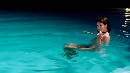 Стройная Evelin Elle у бассейна занимается с парнем сексом