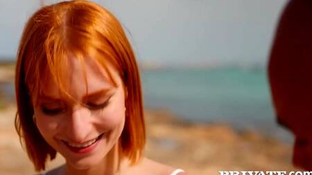 Рыжая Dolly Dyson отдается в попку после минета на пляже