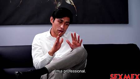 Во время терапии психолог трахает телку вместе с пациентом