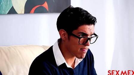 Молодой муж в очках смотрит на измену латинской жены