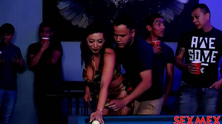 Парни в четыре члена ебут на бильярдном столе зрелую латинку