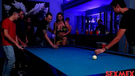 Парни в четыре члена ебут на бильярдном столе зрелую латинку