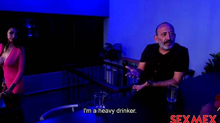 Пьяный муж засыпает, а татуированная жена ебется с барменом