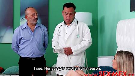 Доктор обязан разработать попку белокурой латинки