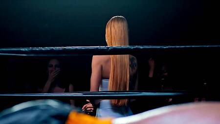 Черный боксер после победы трахает двух красивых фанаток