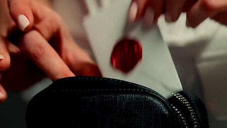 Черный боксер после победы трахает двух красивых фанаток