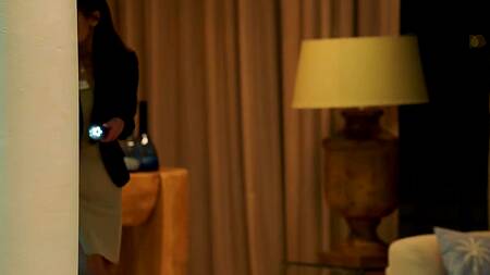 Худая работница отеля ебется с негром в шикарном номере