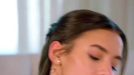 Худая работница отеля ебется с негром в шикарном номере