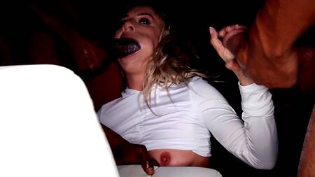 Блондинка с завязанными глазами наслаждается еблей с неграми