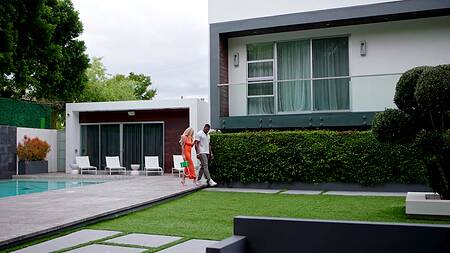 Грудастая блондинка подрочила на работе и отдалась черному боссу