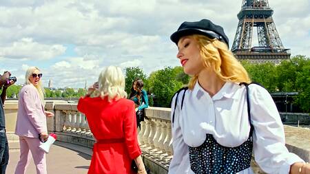 Чернокожий фотограф развлекается с белой моделью в розовом белье