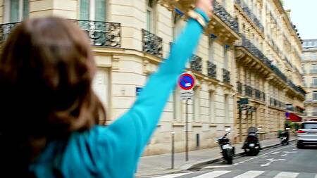 Чернокожий фотограф развлекается с белой моделью в розовом белье