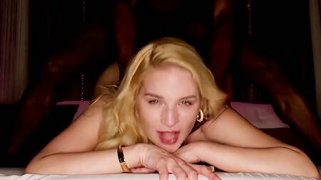 Негр на дорогой машине трахает дома белую телку Bonni Gee