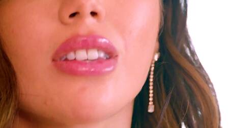 Негр после вечеринки ублажает красотку Ruby Reign в розовом белье