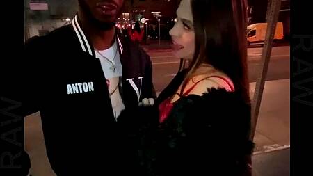 Josie Tucker в красном платье соблазняет негра на еблю