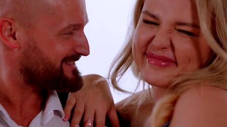 Красивая Alyssia Kent наслаждается большим членом негра и кончает