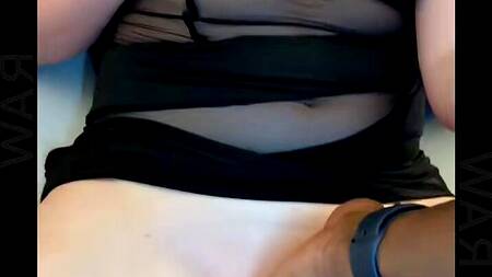 Опытная блондинка показывает пизду, возбуждая негра