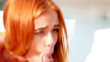 Рыжая спортсменка после бега занимается сексом с негром