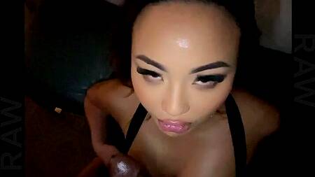 Азиатка Kazumi  с красивым телом оседлала хуй негра