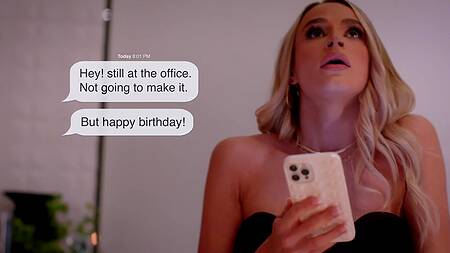 Красивая блондинка Emma Hix пьет вино и ебется с негром