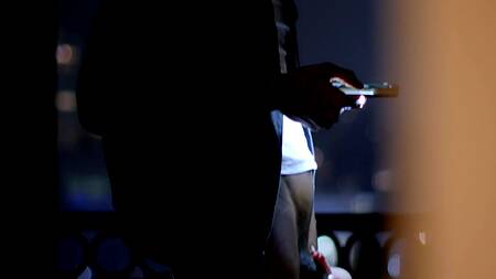 Aria Valencia показывает попку на балконе, соблазняя негра