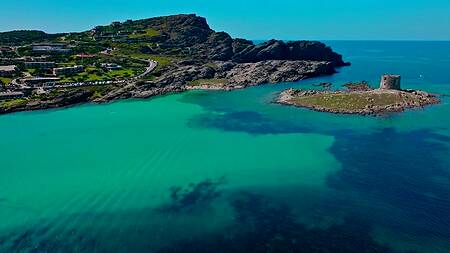 Богатый негр на отдыхе занялся сексом с красивой работницей отеля