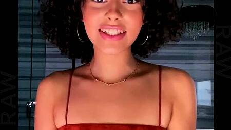 Кудрявая милашка хочет на большой член негра