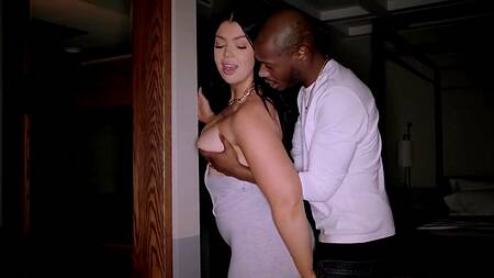 Негру понравилось трахать белую телку с сочной жопой