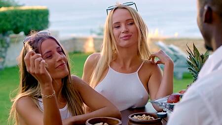 Негр после смены страстно ебет двух красивых постоялиц