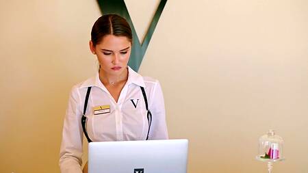 Красотка у себя в номере ебется с черным работником отеля