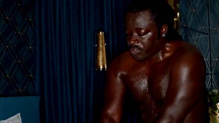 Черный бармен после смены страстно ебет белую красавицу