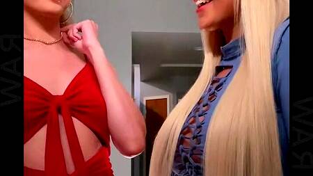 Белокурые подружки делят большой член негра и кончают