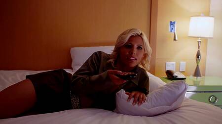 Негр большим членом доводит до оргазма жопастую Carlita Ray