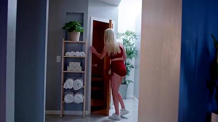 Блондинка после тренировки сосет член негра в сауне