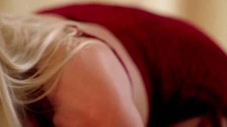 Блондинка после тренировки сосет член негра в сауне