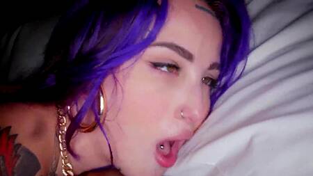 Неформалка с татуированным телом кончает от черного хуя