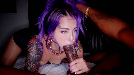 Неформалка с татуированным телом кончает от черного хуя