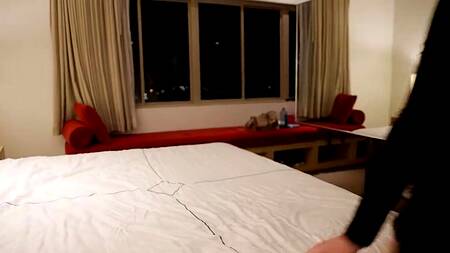 Смазливая блондинка кончает от большого черного члена