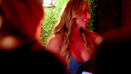 Черный администратор ночного клуба страстно трахает блондинку