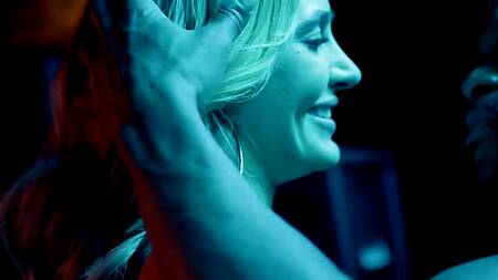 Черный администратор ночного клуба страстно трахает блондинку